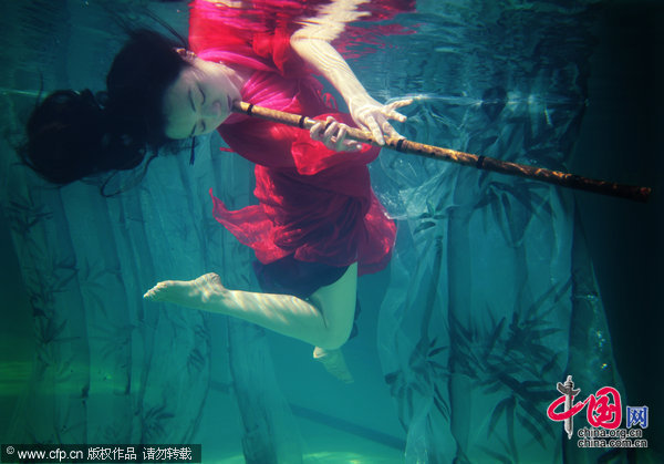 �人Ů��չʾ���໨�� “�й���”ˮ������[��ͼ]