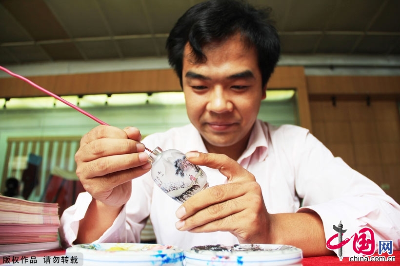 8��24�գ�ɽ������߼��ڻ�ʦ��֤ҫ�ֳ����ݱ��̺��ڻ��������ڻ�֪ʶ��չʾ�ڻ���Ʒ���й���ͼƬ�� ��������Ӱ