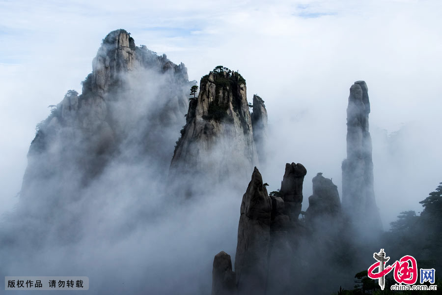 ����ɽһ���д�Լ��200������죬����ʹǧɽ����Ũ�����𡢱��Ī�⣬�������ճ�ʱ�ָ���Ⱥ�徺�㡢������ǧ���й���ͼƬ�� ��������Ӱ