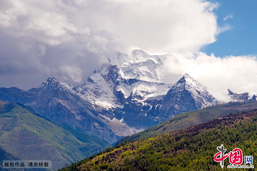 亚丁景区三大高峰之首仙乃日雪山。中国网图片库 冯军摄 亚丁景区三大高峰之首仙乃日雪山。中国网图片库 冯军摄
