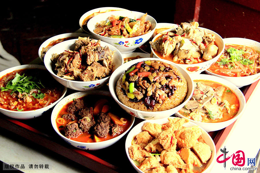 回族传统宴席美食“十三花”以其品种多样、精美可口、制作精细、营养丰富、干净卫生、色香味俱全、油而不腻广受欢迎。 回族传统宴席美食“十三花”以其品种多样、精美可口、制作精细、营养丰富、干净卫生、色香味俱全、油而不腻广受欢迎。