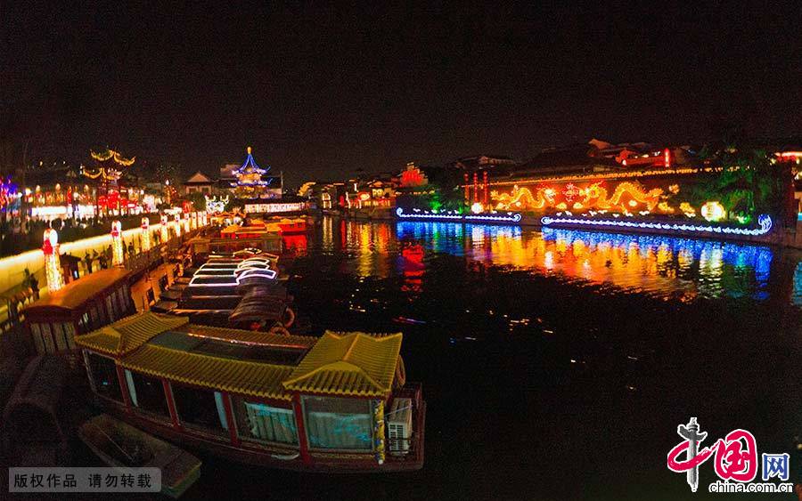 夫子庙位于南京秦淮河北岸的贡院街旁,被誉为秦淮名胜而成为古都南京的特色景观区。 夫子庙位于南京秦淮河北岸的贡院街旁,被誉为秦淮名胜而成为古都南京的特色景观区。