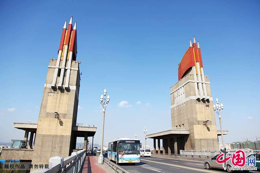 长江大桥是南京的标志性建筑、江苏的文化符号,也是中国的著名景点之一,以“天堑飞虹”列为新金陵四十八景之一。 长江大桥是南京的标志性建筑、江苏的文化符号,也是中国的著名景点之一,以“天堑飞虹”列为新金陵四十八景之一。