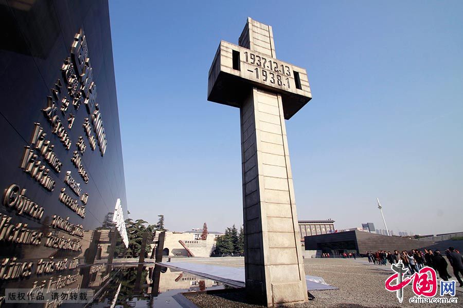 �ֻ��վ��Ͼ�����ɱ����ͬ������ݽ�������ûҰ�ɫ����ʯ�������ɣ����ƻֺ꣬ׯ�����£���һ����ʷ�ϡ�������������ܡ�Ӱ�ӵ��ۺ��ַ���ȫ��չʾ“�Ͼ�����ɱ”�ش�Ұ���רʷ���йݡ�