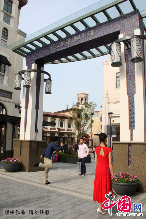  ��3��25����5��3�գ�һ���ں��˴���Ӣ��ʢ�䡢Ӣ�׷��о�Ʒ���ص�Ӣ����ʳ��Ӣ�׽�ͷ������“�Ƿ�Ӣ��”ʱ�м�������������Ļ�� �й��� �Ⱞ����Ӱ