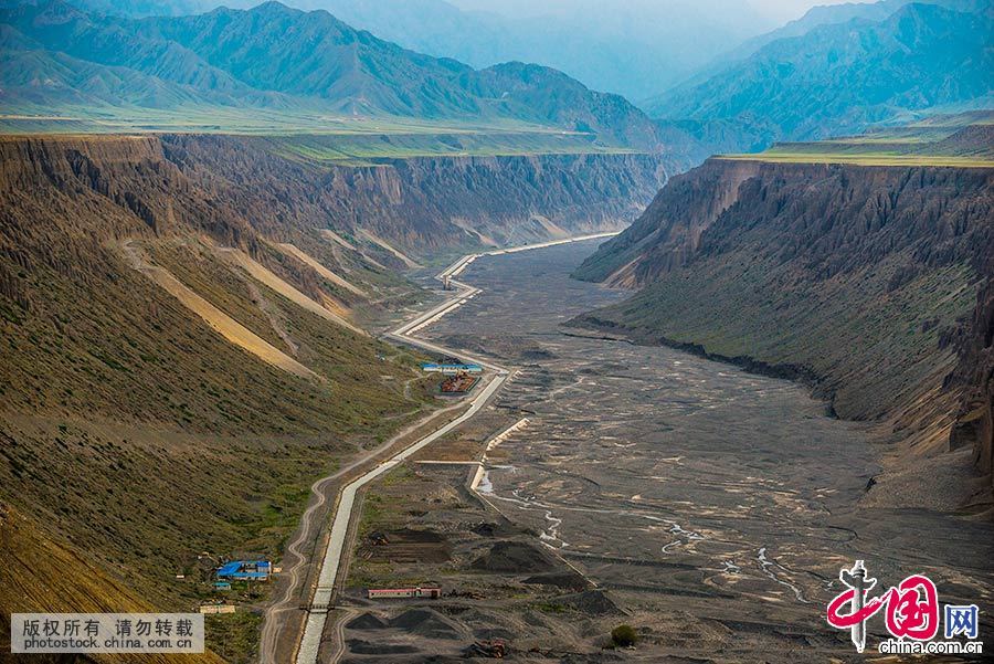 独山子大峡谷位于新疆克拉玛依市独山子区境内,河水冲出天山后,切割独山子西南方向倾斜平原形成的神奇风光峡谷。中国网图片库 祁军 摄 独山子大峡谷位于新疆克拉玛依市独山子区境内,河水冲出天山后,切割独山子西南方向倾斜平原形成的神奇风光峡谷。中国网图片库 祁军 摄