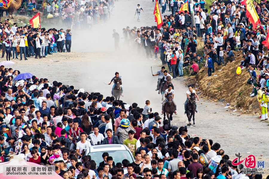  �˽���ˮ����ʢ��Ĵ�ͳ���գ��뺺��Ĵ���һ��������ˮ��伮ˮ�顢ˮ���Ĺ涨���˽ڵĹ������ڴ�ˮ��ʮ������������£��൱�ں���ũ������ʮ�£���������׵Ĺ���ʱ�ھ��С��й���ͼƬ�� �˷���