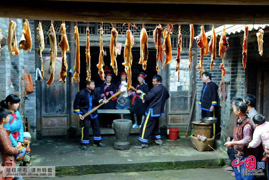 地处桂东深山的贺州市八步区南乡镇,与广东省连山县交界,是桂东地区唯一的壮族聚居乡镇,全镇97%的人口都属于壮族。“舂粑糍”习俗在该乡已有数百年的历史,一般在除夕前几天进行。 地处桂东深山的贺州市八步区南乡镇,与广东省连山县交界,是桂东地区唯一的壮族聚居乡镇,全镇97%的人口都属于壮族。“舂粑糍”习俗在该乡已有数百年的历史,一般在除夕前几天进行。