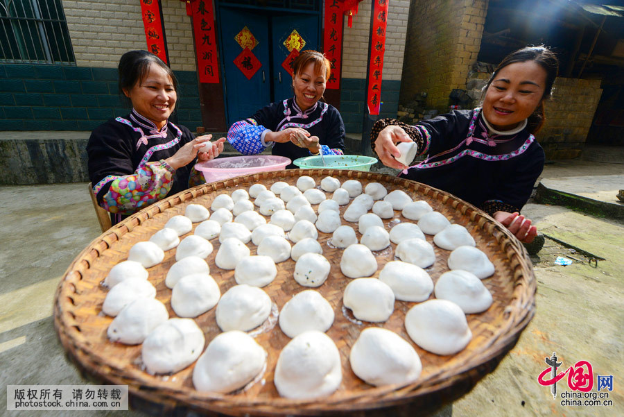 ������ɫ���ҽ������������Ӵ壬׳������ڰ���“�����”���й���ͼƬ�� Τ������