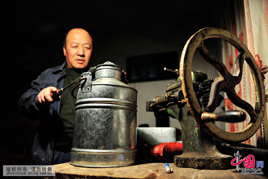  �����ɹź��ױ�������ʯ�У���Ƥ������ԣ�����ϸ�������ʮ������游��ѧ��������һֱ����ڴ��˰������������´��ֹ�����������Ƥ���ߣ�������������ʦ�����ż����򵥵Ĺ��ߣ����������ӡ�������һ����ҫ�۵İ���Ƥ���������ɵ�˫��֮�£��������㡢��ͼ���ü����ӷ��һϵ�й���һ������Ʒ�ͱ�����������