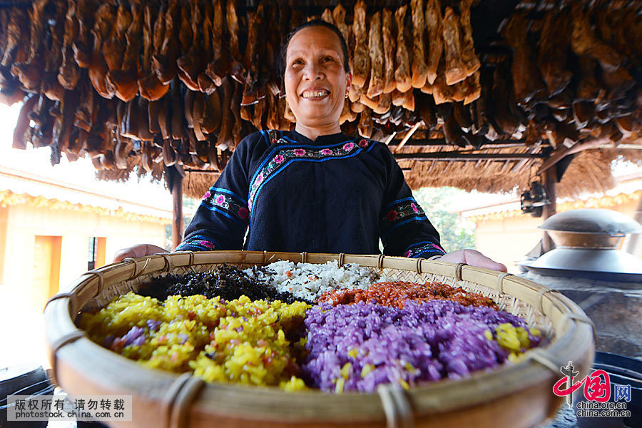  “׳��������”��ͳ�����ٽ�������׳��ͬ���Ϳ�ʼæ�Ŵ�ͳ������ɫ��Ŵ�׷����ֳ�“��ɫ��”�� ��Ŵ�׷��ʺ졢�ڡ��ơ��ϡ���������ɫ����������ϲӭ��ͳ�ѽڵ������й���ͼƬ�� Τ���� ��